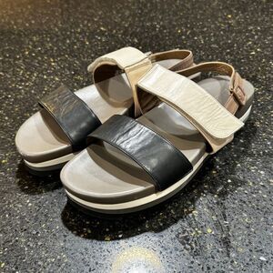 Anyi Lu Sandals Leather contrasting Strap Sandals. Size